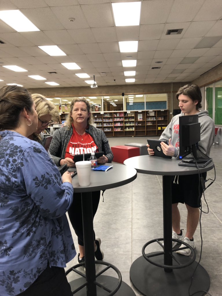 moffatt_teach's tweet image. AR/VR Playground in full swing! Check out our students leading teachers in some very cool technology! #MiniCon2020 #VISDRocks @JaimeDonally