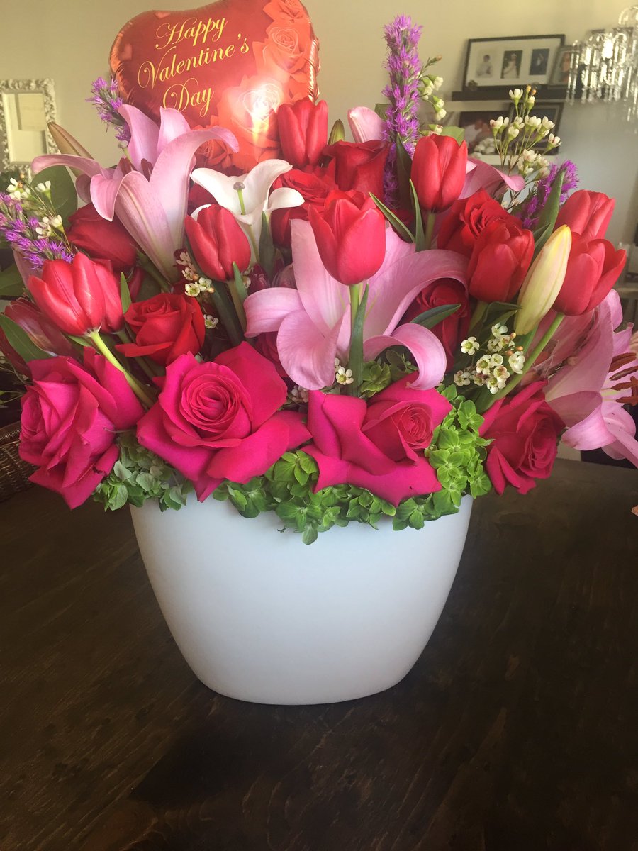 Happy #ValetinesDay & Happy #PresidentsDay2020 enjoying my beautiful #flowers #chocolates and cards! /Espero que hayan pasado un feliz #DiaDelAmorYlaAmistad #SanValentin ❤️ y hoy les deseo un feliz lunes feriado de #PresidentsDay 🇺🇸/ #FelizDiaDeLosEnamorados