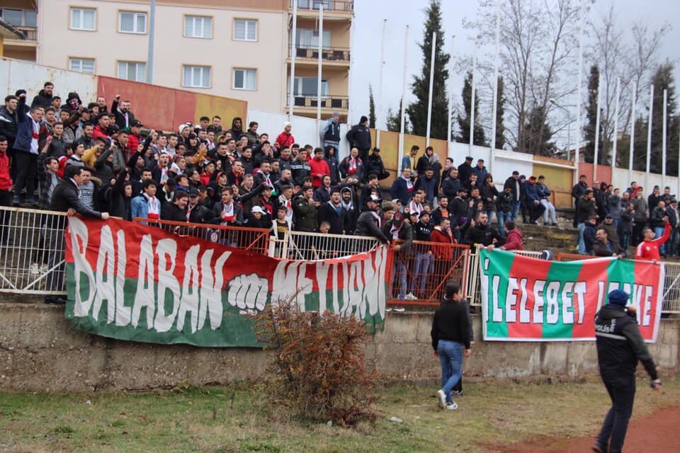 SENİNLE GEÇTİ HAFTALAR YILLAR
DİLİMİZDE Kİ ŞARKILAR

HİÇBİRŞEY EKSİLMEDİ SEVGİMİZDEN
YASAKLANAN DEPLASMANLAR 

#İlelebetLefke ❤️💚