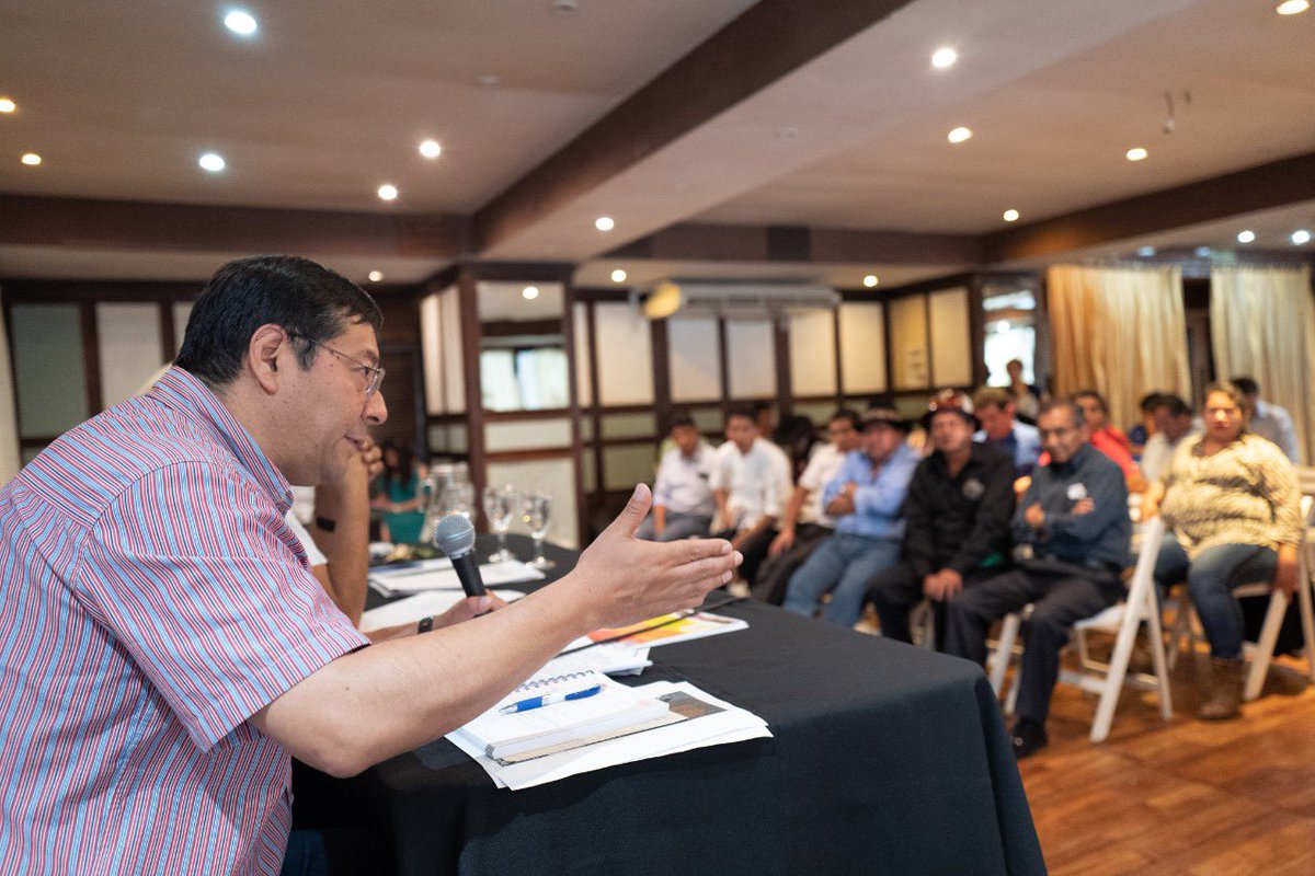 LuchoXBolivia's tweet photo. En la reunión del MAS-IPSP, en Buenos Aires, los dirigentes dieron un informe sobre cómo la economía de sus regiones se encamina hacia una crisis e inestabilidad por errores del actual gobierno. Nos comprometemos a garantizar una economía en crecimiento. https://t.co/1M4kpIfWV8