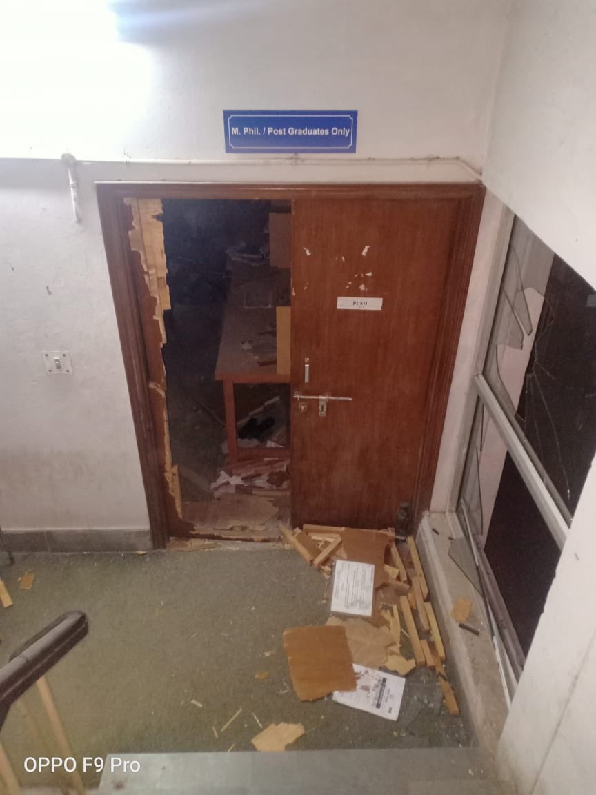 This will be a long thread of pictures of destruction left by after the assault on students in Jamia. You will find shoes,books pens, books,notes broken glasses & cctv but no stones.The pictures never lie. #JamiaUnderAttack 1/8