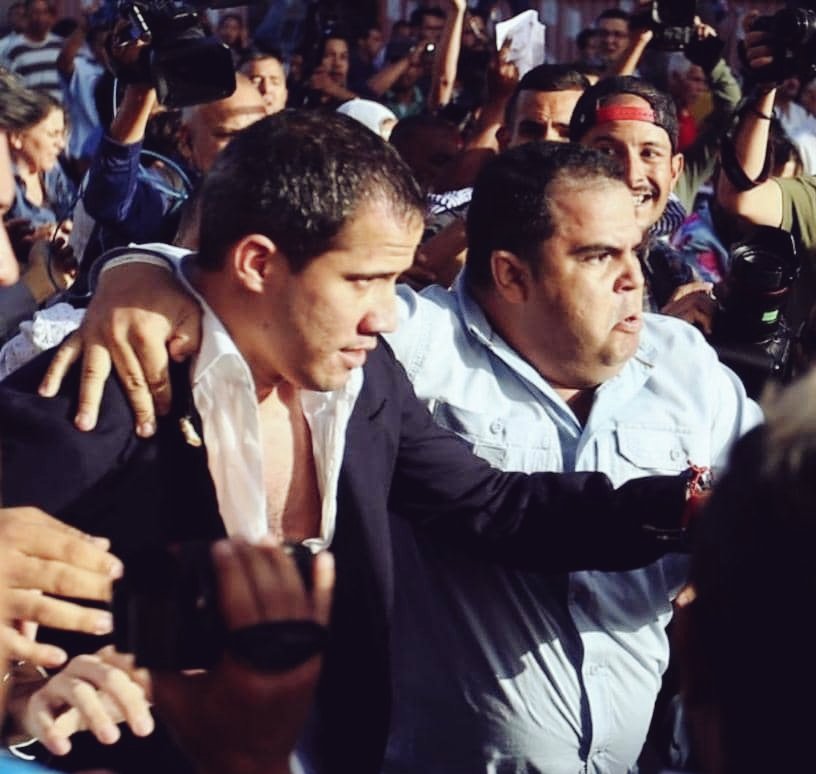 JJMONRROY's tweet photo. UNA DE GUAIDÓ ¡Secretaria!
- Diga jefe
- llámeme al fotógrafo asignado
- Diga jefe
- Mira chamo, duele la espalda a la altura de los hombros. Busca entre las fotos del aeropuerto a ver si fue que algún desdentao me lanzo un saco é papa.
Media hora después
- Te lo tengo jefe👇😎 https://t.co/G3pSOwLfhc