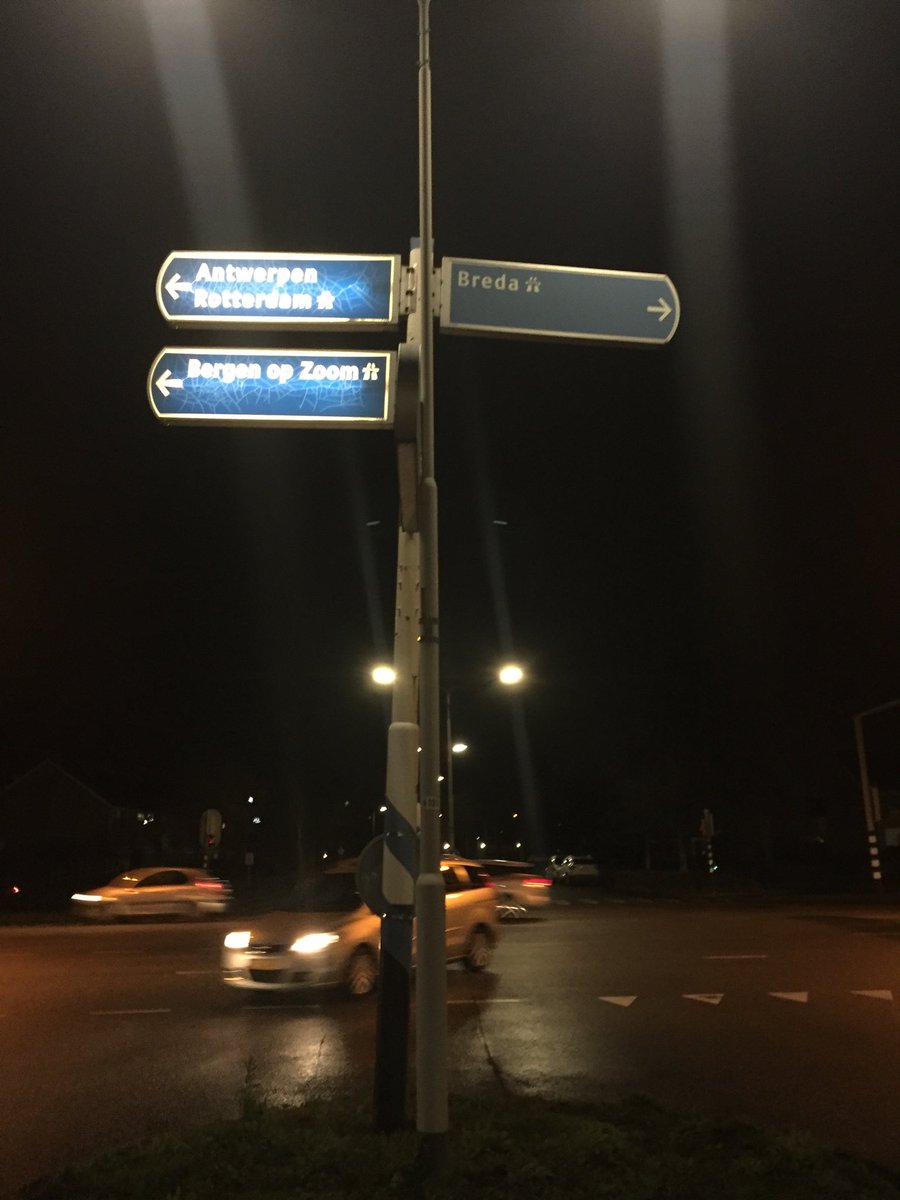 AlexanderdonkGP's tweet photo. Ik zag het zondag al tijdens de ‘storm Dennis’, die Langdonk passeerde. Het verkeersbord op het kruispunt  Donkenweg met de Burg. Schneiderlaan is scheef gewaaid. Het steunt nog met een aanwijsbord tegen de lantaarnpaal aan. Reeds gemeld bij #BBApp. ⁦@wa_roosendaal08⁩ ⁦ https://t.co/Z1AUAYYC3E