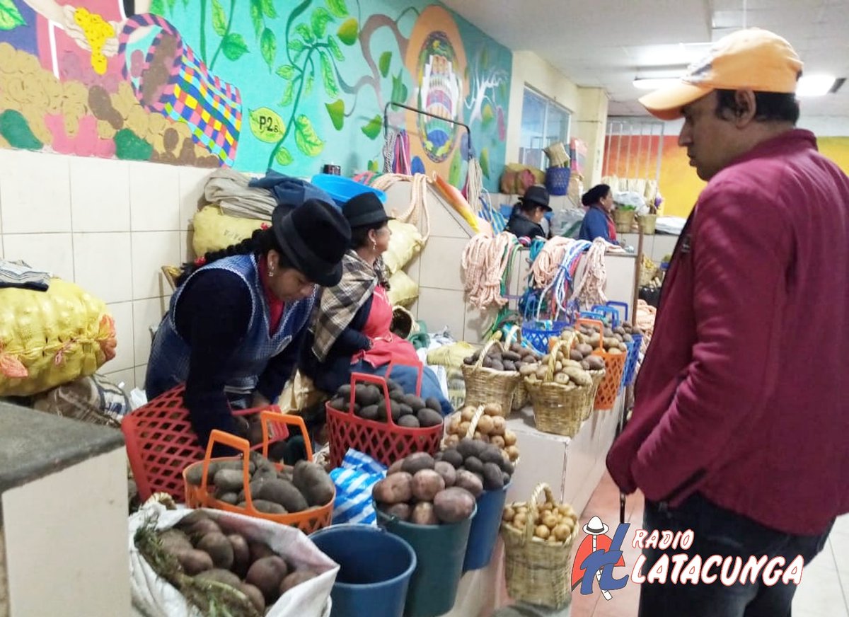 radiolatacunga's tweet photo. #Microcallejero 👉 Durante los dos últimos meses de 2020, el precio de las papas en el Mercado Cerrado de #Latacunga ha disminuido, según la comerciante Hilda Taipe, la rebaja es un promedio de 5 dólares por quintal. La disminución se debería a la sobreproducción del producto. https://t.co/PcNOD557cw