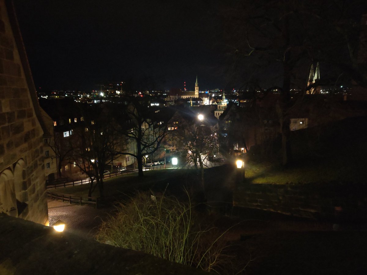 fire_agile's tweet photo. Hat schon auch was, wenn man abends die Unkonferenz verlässt - mit Blick auf die abendlich beleuchtete Kaiserburg 😀 https://t.co/D7QuM720ph