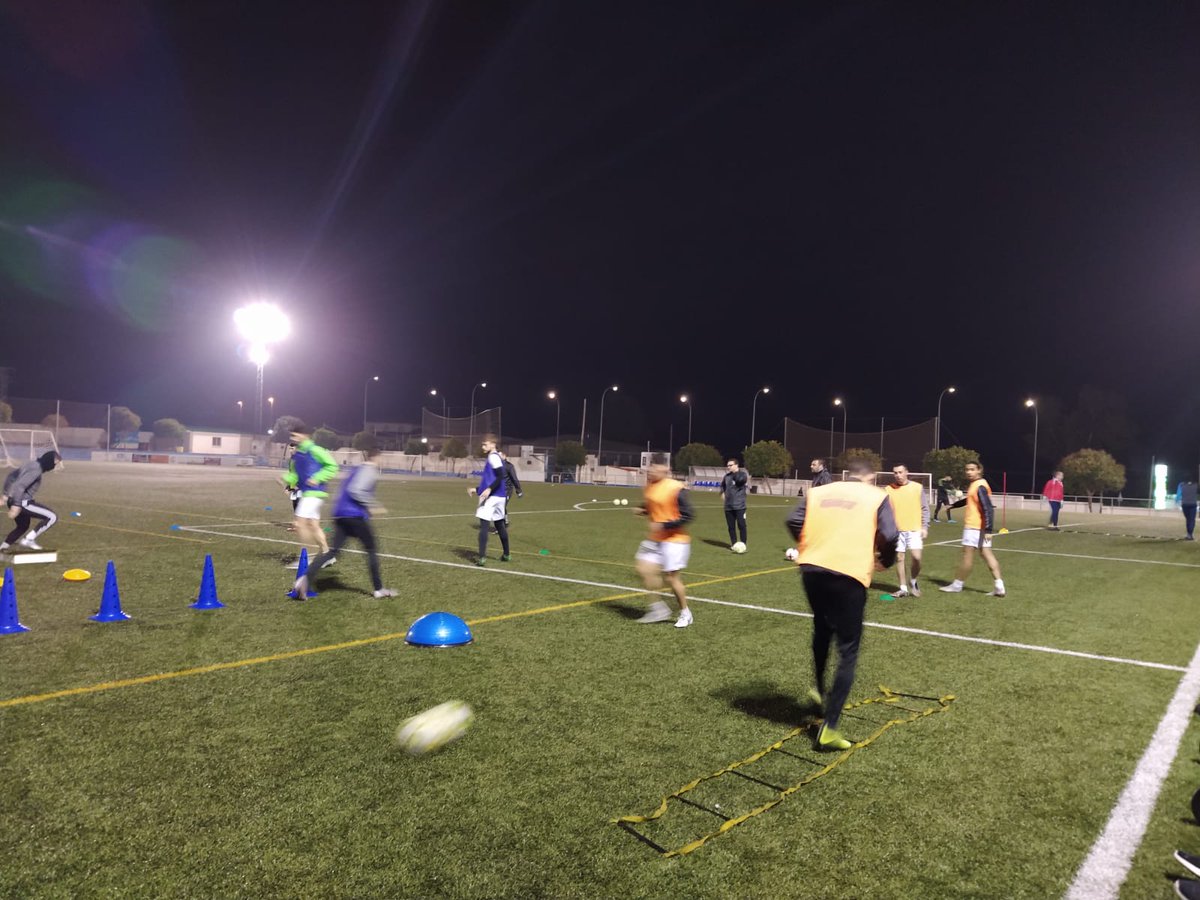 La plantilla se ejercita de nuevo en el Municipal, para afrontar la jornada veintiséis ante el conjunto del Llerenense este domingo a las 12:00 a domicilio en el Fernando Robira, el <a href="/CCalamonte/">CD Calamonte</a> quiere seguir sumando en la competición