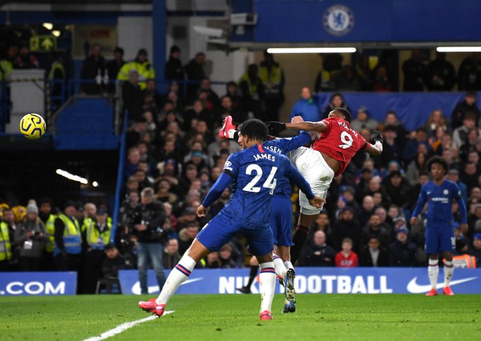 Anthony Martial, memenangi duel udara dengan bek Chelsea, Andreas Christensen untuk mencetak gol pertama dalam laga di Stamford Bridge, Senin (17/2/2020) waktu setempat.