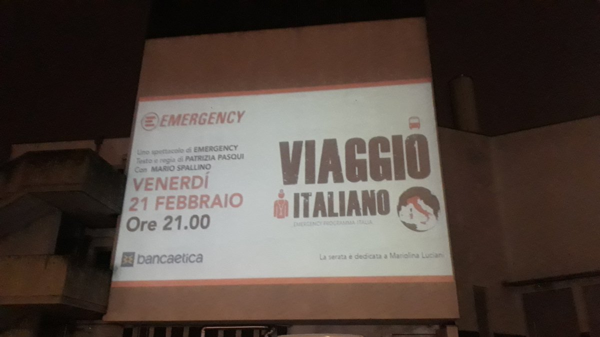 gitudine's tweet image. 📽️ è cominciata la proiezione della locandina fuori dal Palamostre
🕘 vi aspettiamo venerdì, all'interno del Palamostre 😉, per lo spettacolo vero e proprio