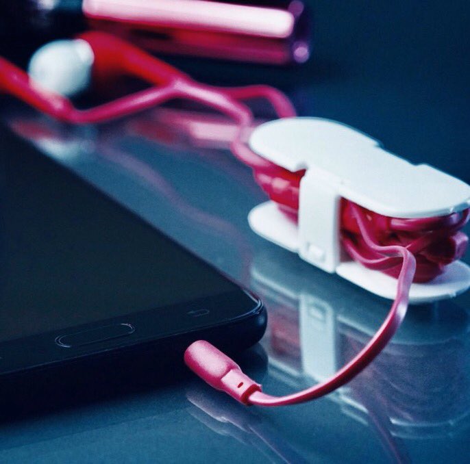 sarsakla's tweet photo. How many times you have had to untangle your headphones when you take it out of your bag? How many cables have you broke/torn from all the pulling out from junk in your bag? #headphone #promotional #cableorganiser #innovation #reklam #promotion #promotionalproducts #marketing https://t.co/nFlElZhrpC