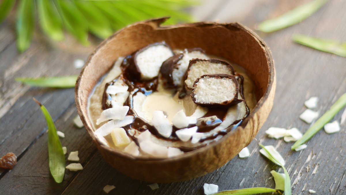 A breakfast treat for choco-coco lovers! A nutritious &amp; delicious delicious Bounty bar-inspired Sweet Potato Porridge full of vitamins &amp; fibre is the ultimate way to mix up your #breakfast routine. #RECIPE 👉 bit.ly/2uapfJa #vegan #plantbased #healthyfood #healthyrecipes