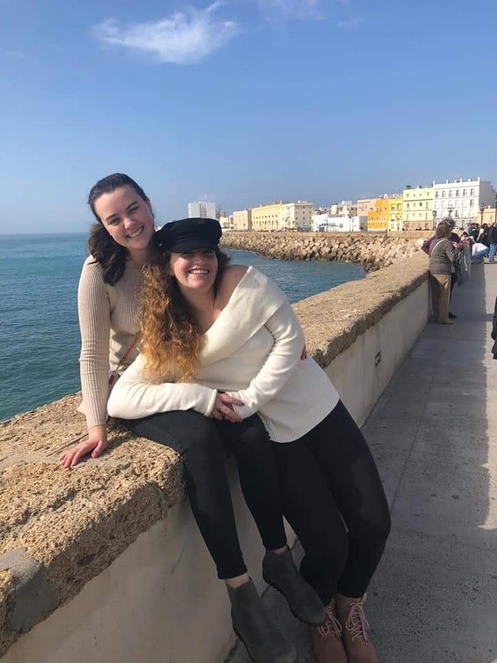 FODWorkUnited's tweet photo. @thepointsguy Because of my wonderful job @United our daughter (hat) is on a semester abroad in Seville, Spain meeting wonderful friends and becoming fluent in Spanish ❤️✈️ https://t.co/3LUlWPL4SS