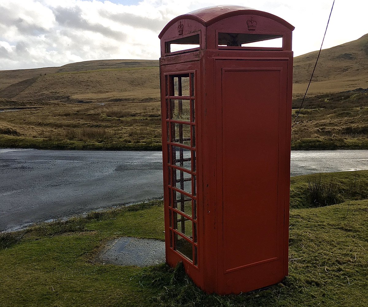 Iconic telephone box in the #CambrianMountains of #Wales You know you’re nearly home when you see this(if you live in Tregaron that is). #visitwales #yearoftheoutdoors #findyourepic #MondayMood #mondaythoughts <a href="/S4Ctywydd/">S4C Tywydd</a>