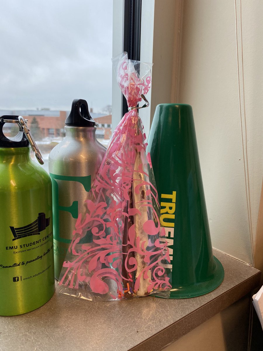 Bought chocolate covered pretzels to help support Zeta Sigma Chi 😍

Stop by &amp; say hi! They will be here until 6! #CampusKindness #EMUSocialites #TRUEMU