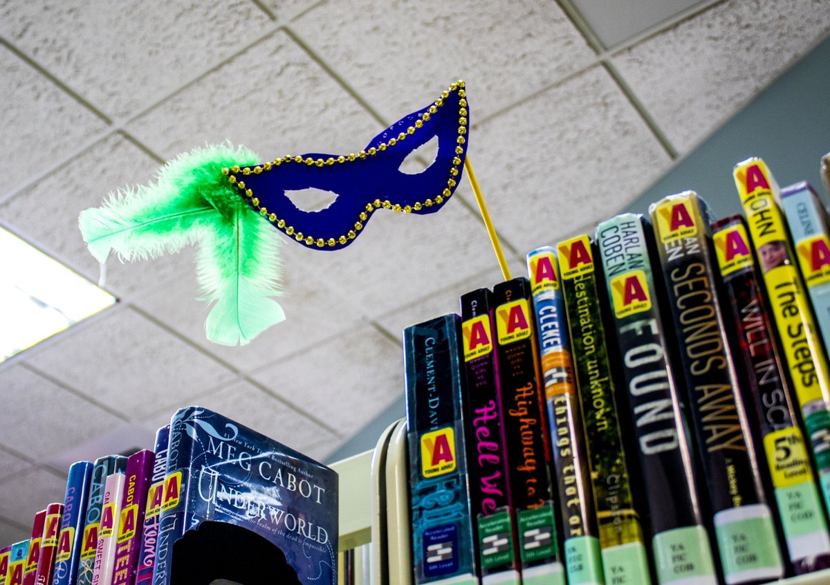 DaphneLibrary's tweet image. ⚜️ We've decorated for Mardi Gras!⚜️