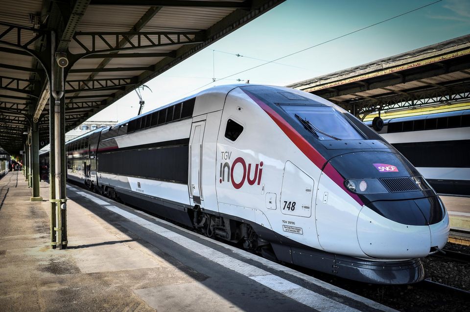 Dans #LesGrossesTetes, #ValerieMairesse a dit préférer le confort du 'TGV français' à celui du 'TGV allemand' (ICE). C'est @TGVINOUI qui va être content 😉