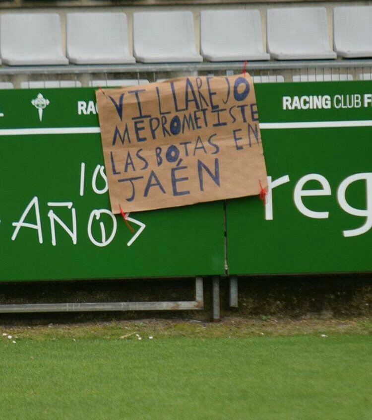migvillarejo's tweet photo. 🔍🕵🚨 Ayer domingo en A Malata, un pequeño y fiel racinguista llevó una pancarta con mi nombre y una promesa que le hice en Jaén tras el ascenso. Al final del partido, salí de nuevo al césped pero ya no estaba 😥 Una ayudita para encontrarlo🤞🏻💚
@pr_morandeira @fdpracingferrol https://t.co/oeJjvjlvt4