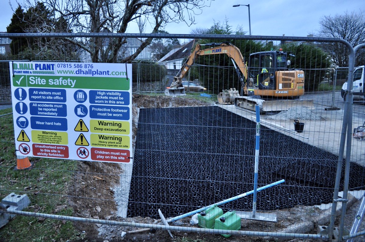 dhallplant's tweet photo. Work recently carried out for South West Ambulance @ St Austell, Cornwall. 

8 additional parking bays with xgrids and a further 10 parking bays white lined.

Really happy with how this project turned out! @MatsGrids https://t.co/OevjN9msCu
