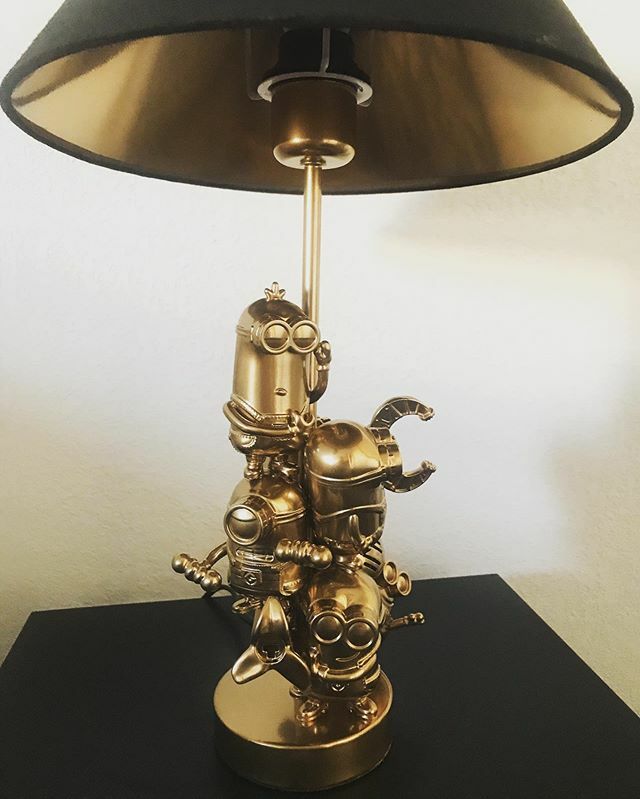 Aurelaero's tweet photo. Lampe « mignonne » by Doré  #minions #minions😍 #moimocheetmechant #filmdanimation #banana #poulettikkamassala  #gru #light #or #dore #artwork #goldart #geek #design #designgeek https://t.co/9UoNCTmzM2 https://t.co/hnaczOjlaw