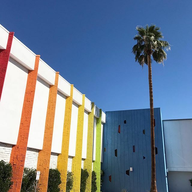 So much color! #palmsprings #modernismweek #modernismweek2020 ift.tt/2V5V6G5