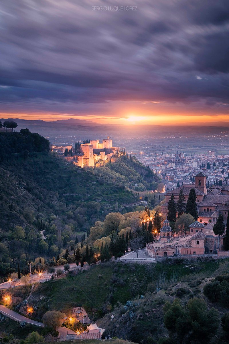 andalucian711's tweet photo. اجمل صورة للحمراء https://t.co/kjUE5SJOJp
