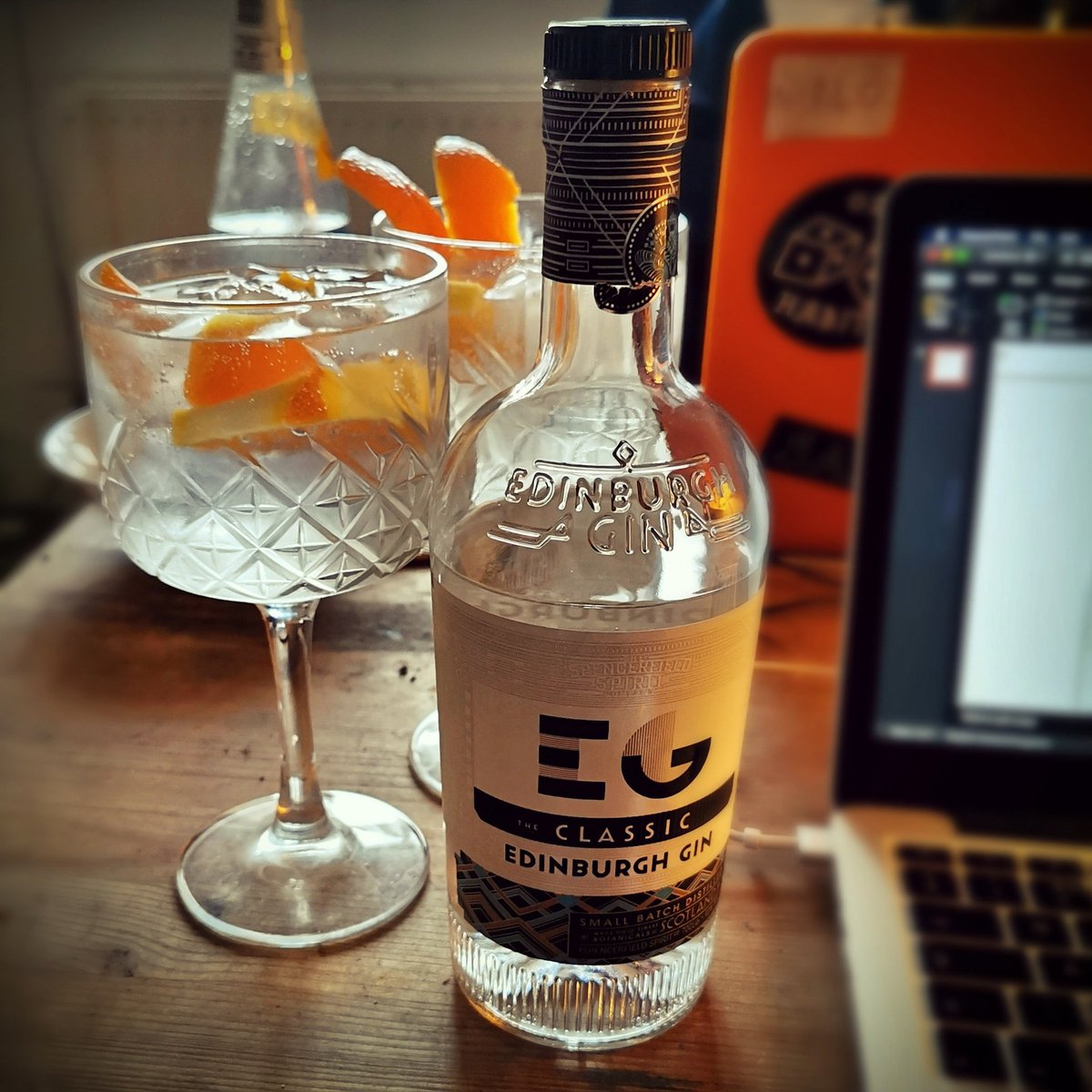 AbstractsPC's tweet photo. Two more episodes wrapped over a bottle of @Edinburgh_Gin, first tackling Joker, then our personalities. 

Until then, listen to our newest ep. on the psychology of Star Wars: https://t.co/O5RmCRBhlM

#gin #psychology #podcast #joker #dc #batman #personality #starwars #jedi #sith https://t.co/iMKCLhTNmY