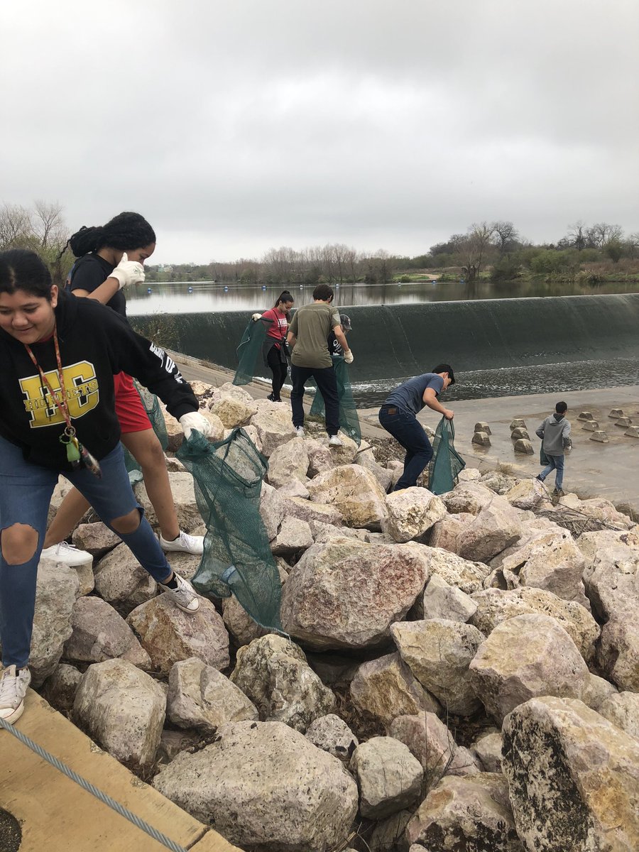 PattyKingsway's tweet photo. Today 34 students participated in a @sanantonioriver Mission Reach cleanup. #EspadaPark #LoveYourMissions #LoveYourPublicLands #ParkPlace #ServiceLearning @hmshurricanes @HMSBookCentral @hornetyrbk @CTELAWHORNETS @ECISDtweets @CathyCookLvWell @mamcculloch1 https://t.co/9qPDtucPGL