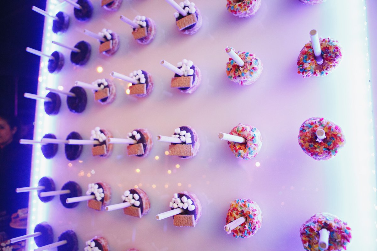 FoodDesignCater's tweet image. We're absolutely OBSESSED with this donut wall we made for one of our clients 😍 🍩 Which would you choose: Crushed Oreo, S'Mores, or Fruity Pebbles?
.
.
.
.
#sweets #treats #donuts #greenwich #westchester #longisland #rhodeisland #nyc #hamptons #fooddesign #catering