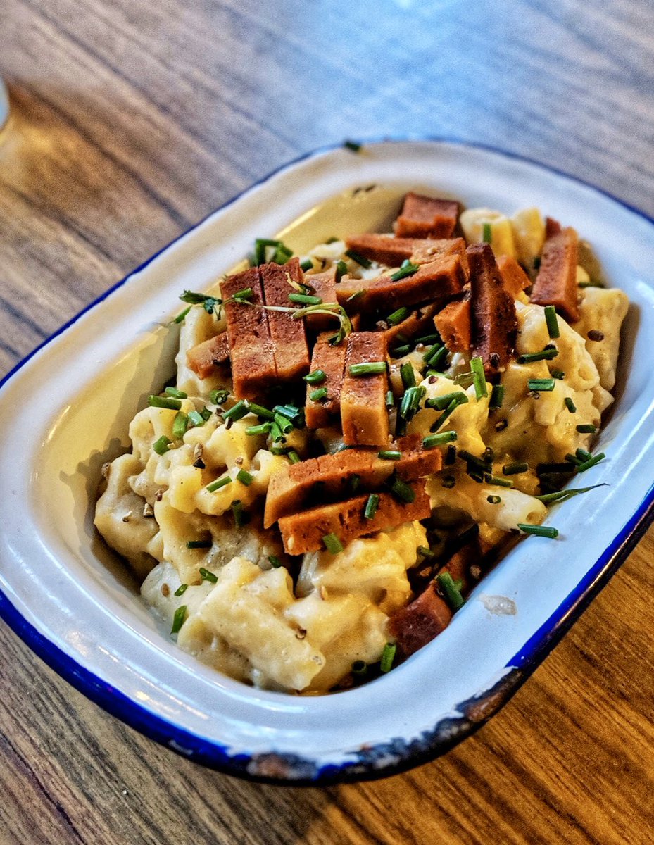 💥50% OFF ALL VEGAN FOOD 🌱 MON TO WEDS!💥⠀⠀⠀⠀⠀⠀⠀⠀⠀
⠀⠀⠀⠀⠀⠀⠀⠀⠀
White truffle Mac ’n’ Cheese with smoky fakeon, cheese sauce, chives &amp; white truffle oil 🌱…a match made in heaven 🙌 #vegan #comfortfood #
