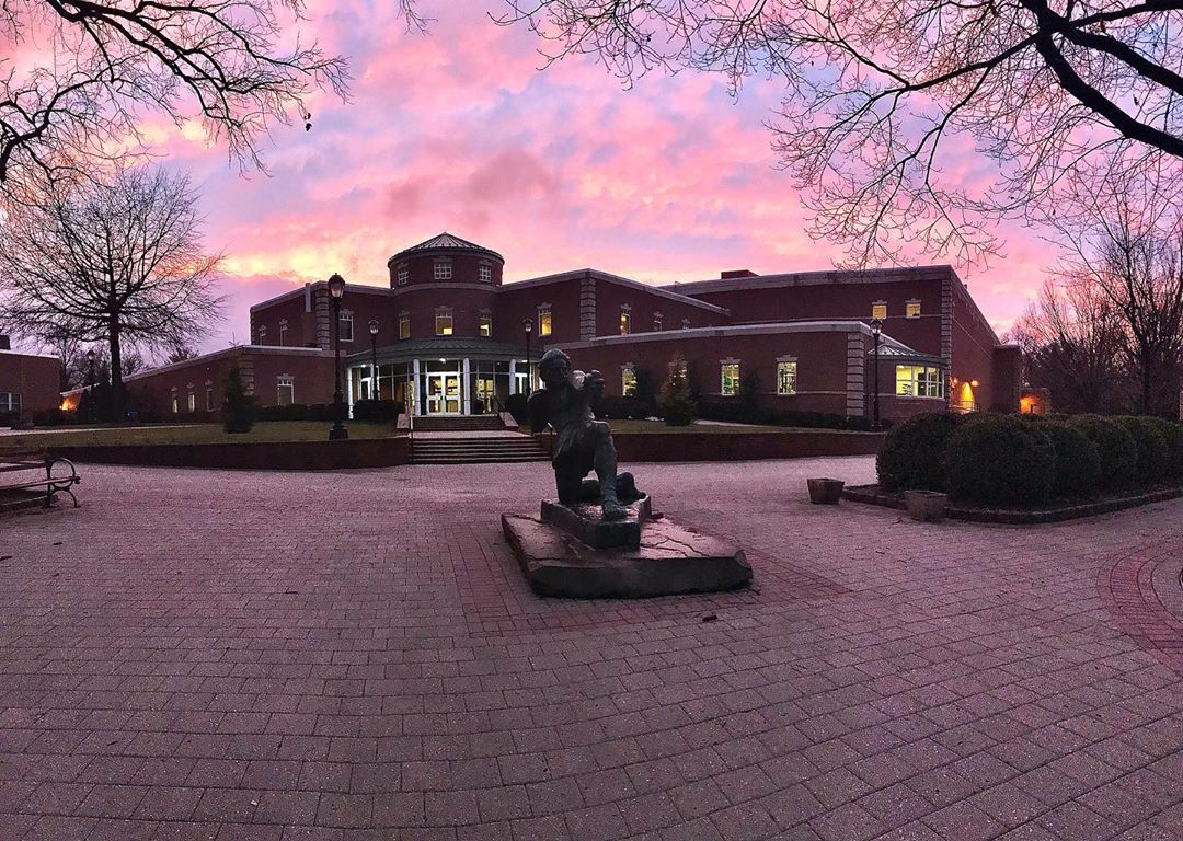 FDUWhatsNew's tweet photo. Gorgeous pink skies over the @FDURec. 😍 #myfdu #HeatsRising

(IG 📸: brunch_at_tiffanis) https://t.co/i6KnJvmjYH