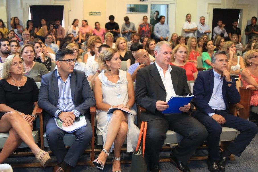 _Raul_Diaz's tweet photo. Con la presencia @MalenaMassa hoy se realizó el primer encuentro de mujeres trabajadoras de @trenesarginf . Seguimos trabajando para avanzar en el camino de la erradicación de la desigualdad y la violencia.
#ArgentinaDePie 🇦🇷♥ https://t.co/WOXxLouDEh