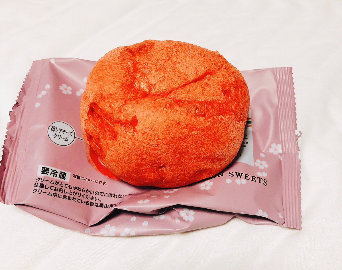 daisukegourmet's tweet photo. 【いちごのレアチーズモコ】@ セブンイレブン

大人気モコシリーズから期間限定いちごのレアチーズモコ。

生地はもっちり、中はたっぷりいちごを使った酸味あるクリーム☺️
いちごの果肉も入っているのでとても贅沢🍓

この冬イチオシのシュークリームです。 https://t.co/A4LPxdj6Y5