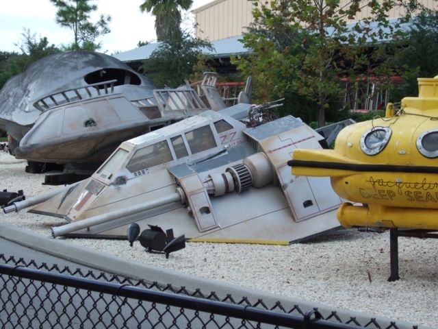 DefunctArchives's tweet image. The Studio Backlot tour had all sorts of movie/ TV show/ etc. Props on it. Here is a great picture of some of them that could be seen in 2005! This picture was submitted to the Defunctland Archives and placed in the Public Domain by its creator.