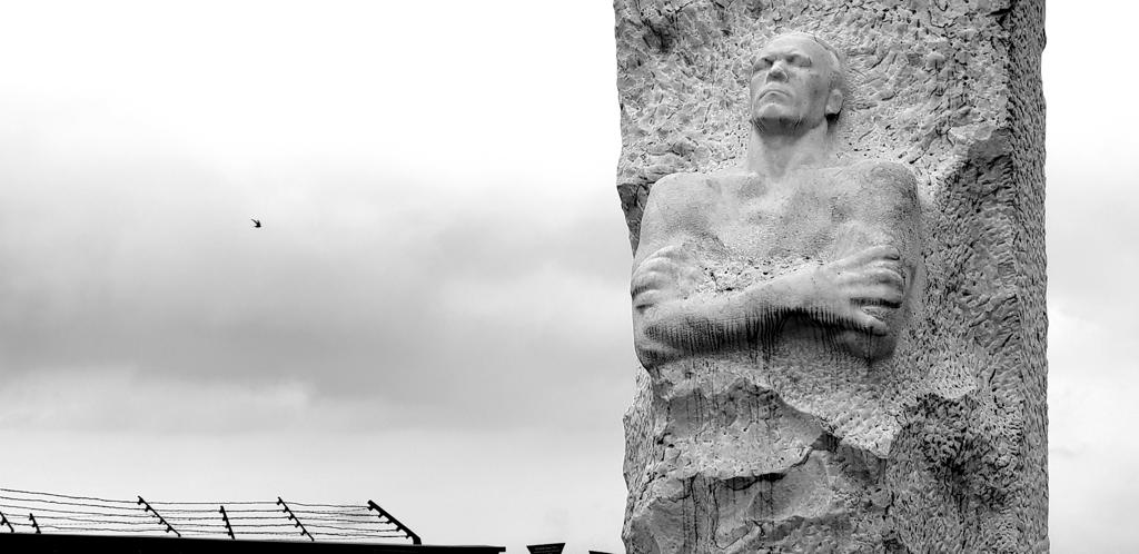 18 февраля 1945 подвиг генерала Карбышева. В концлагере Маутхаузен превращен фашистами в ледяную глыбу. В плен генерал Карбышев попал, находясь без сознания (контузия). На момент гибели ему было 64