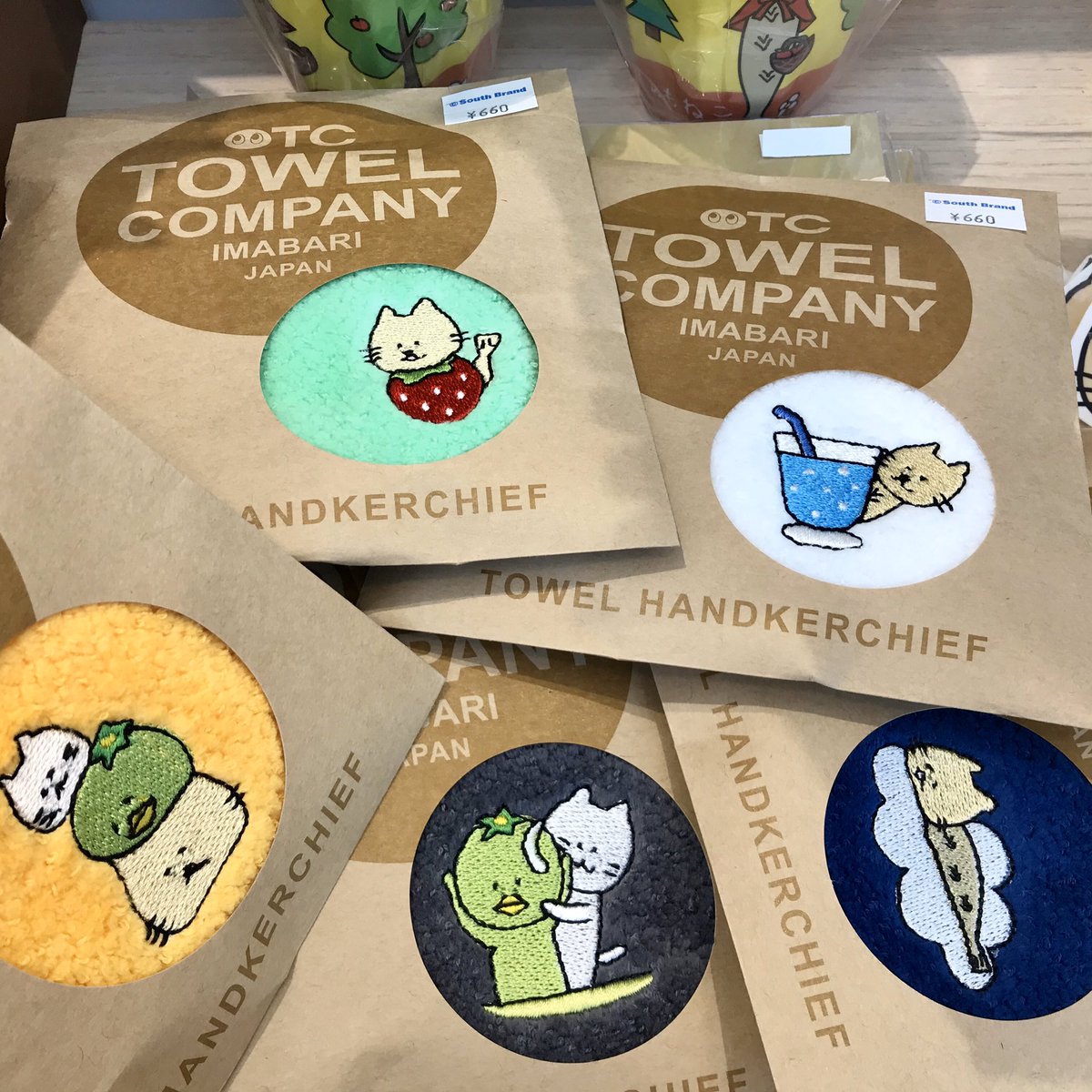 ししゃもねこの新商品が登場ですにゃ。 色とりどりのハンカチに