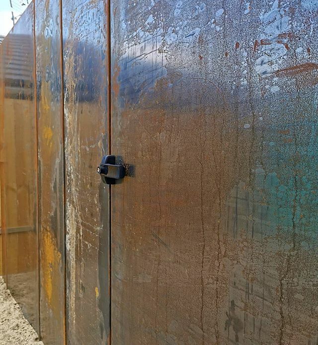 Iconstructionnz's tweet photo. A #cortensteel gate is the newest feature in our design built home, just outside of #hamiltonwaikato in the beautiful subdivision of #riverterrace - right next to the Ngaruawahia Golf Course! #iconicconstructionnz #nzbuilder  #designandbuild #edwardswhitearchitects https://t.co/iV0yWMm2P5