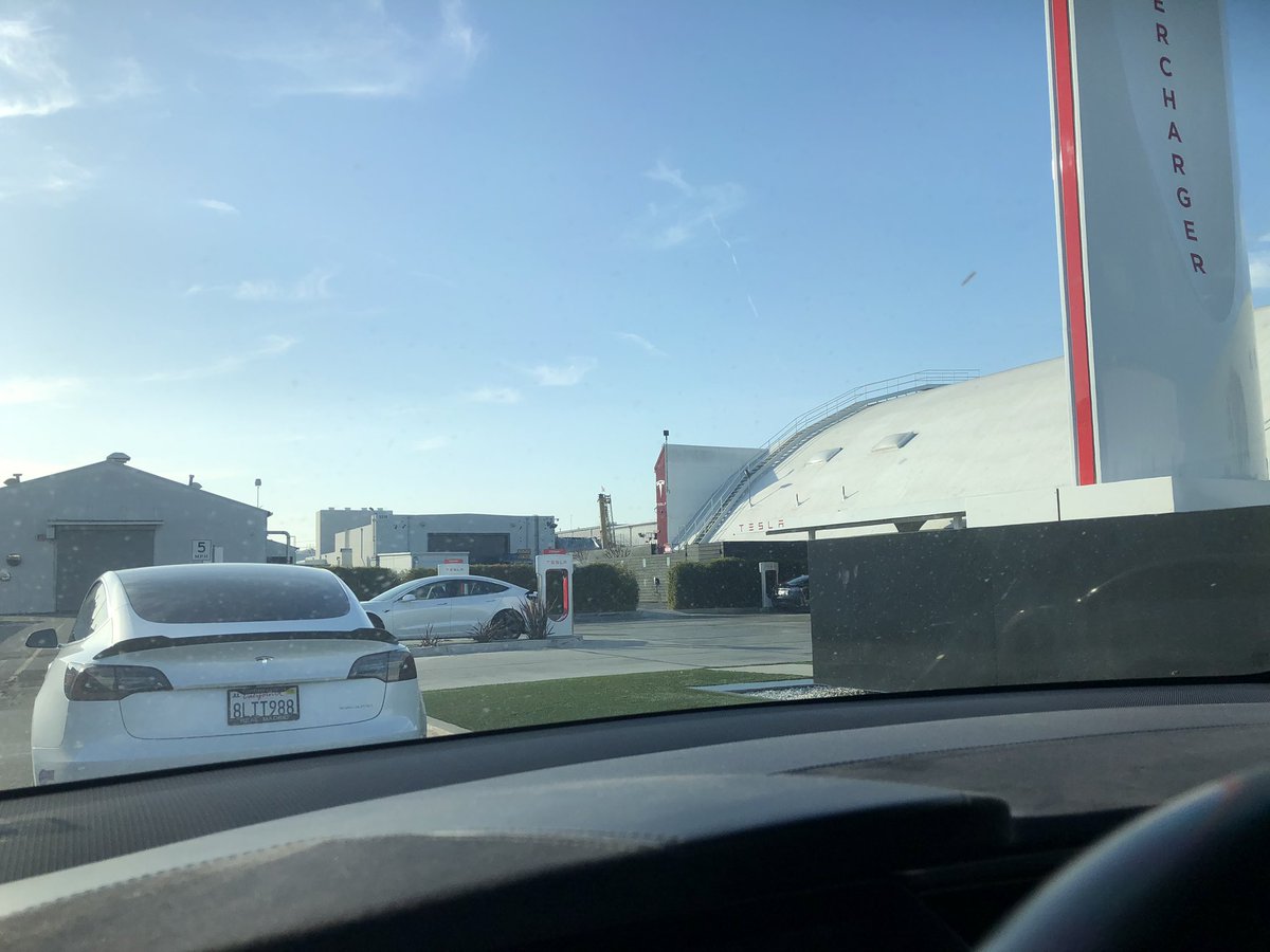 FredLambert's tweet image. I’m at Tesla Design studio Supercharger and I’m waiting in line to get to a stall. As you can see on pics below, it showed that there were 3 stalls available and that’s true but there are all broken. @elonmusk it would be nice to get more accurate reporting of working stalls