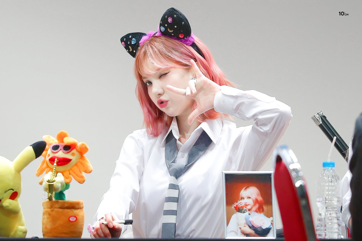 KSJJEB's tweet photo. 200216 상암 팬사인회 🐰
#여자친구 #은하
#GFRIEND #EUNHA https://t.co/HfxceSEkKj