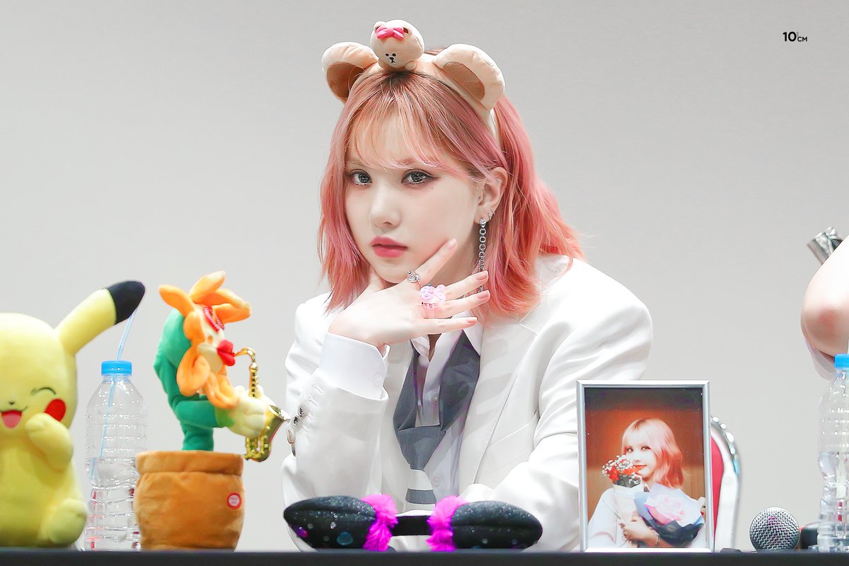 KSJJEB's tweet photo. 200216 상암 팬사인회 🐰
#여자친구 #은하
#GFRIEND #EUNHA https://t.co/HfxceSEkKj