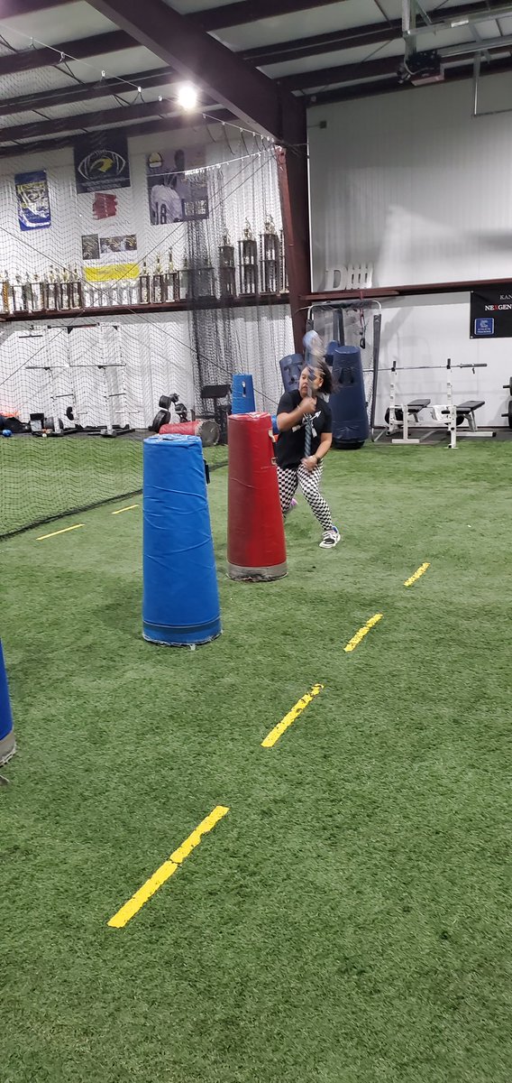 13Keusi's tweet photo. As the season is closing in, Park Girls Lacrosse @ParkLaxBulldogs defender Mckaelyn Pannell @MckaelynP is working on her stick drills at the Kansas City Athlete Training Facility @kcathlete 
 @jodilynnp13 
#WeTrainOnTurf 
#WeTrainKC https://t.co/5rM7dlFW1n