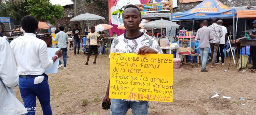 josephtsongo14's tweet photo. Ce dimanche au @FestivalAmani, les jeunes volontaires de l'association locale @institute_amani essayent de sensibiliser les festivaliers sur l'urgence et l'importance de sauver-garder de la planète en restaurant le paysage forestier
#SaveCongoRainforest #ClimateAction #AdoptTree https://t.co/MQQMFuZPTK