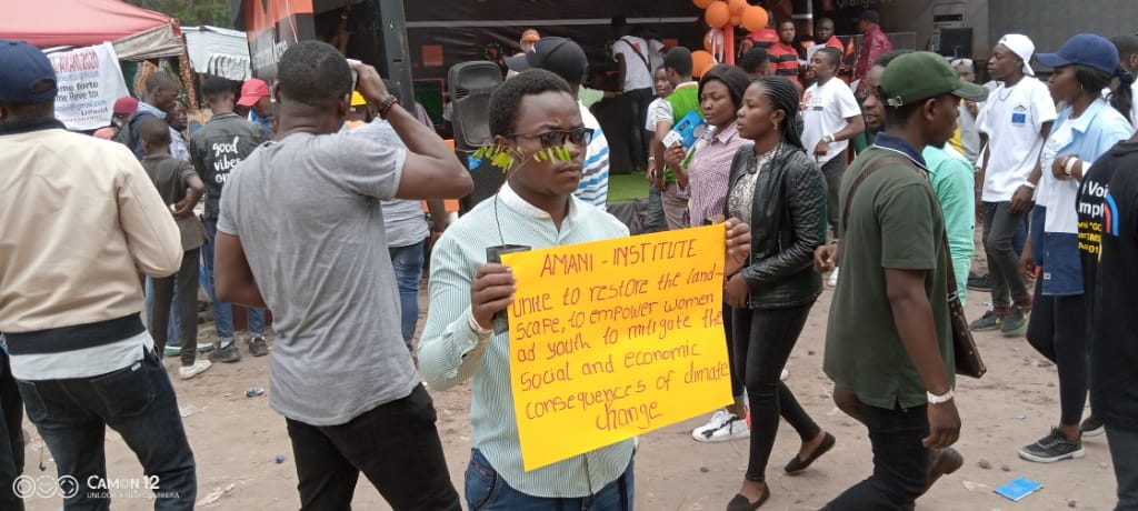 josephtsongo14's tweet photo. Ce dimanche au @FestivalAmani, les jeunes volontaires de l'association locale @institute_amani essayent de sensibiliser les festivaliers sur l'urgence et l'importance de sauver-garder de la planète en restaurant le paysage forestier
#SaveCongoRainforest #ClimateAction #AdoptTree https://t.co/MQQMFuZPTK