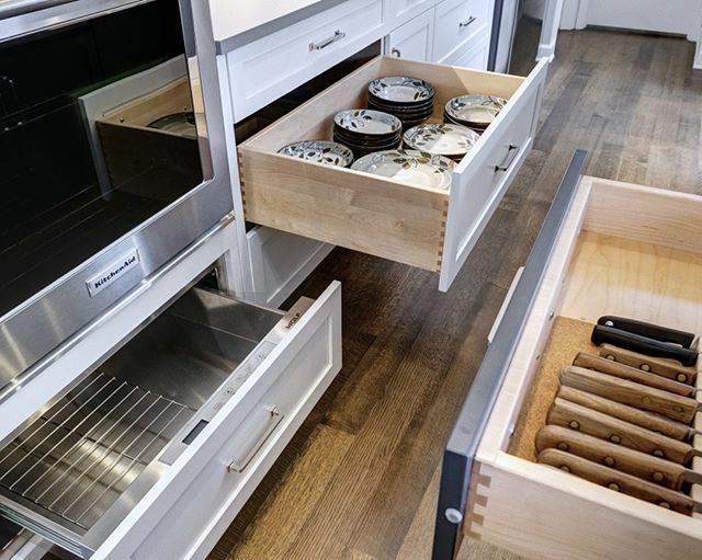 michaelmenn's tweet image. If you are looking for kitchen storage inspiration, look no further! We love that these cabinet drawers come out so far. It makes accessing every area of the drawer a breeze!

#prospectheightsIL #chicagoarchitect #chicago #kitchendesign #woodfloors #kitc… ift.tt/2SyohzE