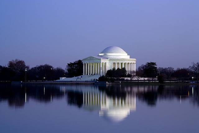 Darn,  we can't paddle board the pond approaching the Lincoln Memorial! It would have been a fun way to celebrate President's Day.  I guess we avoided getting arrested! LOL!