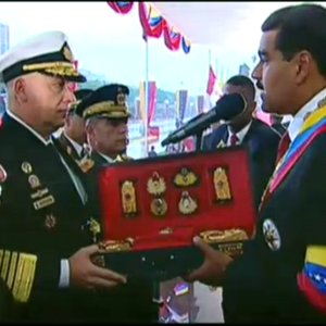 dquinterotv10's tweet photo. ⚠️Llego la Hora⚠️ El Presidente Constitucional de la República Bolivariana de Venezuela @NicolasMaduro se colocó las insignias de Comandante en Jefe de las #FANB ☀️🇻🇪 Vaya mis felicitaciones, llegó la hora, sepamos leer bien este mensaje. #ApoyoANuestroCJ #18Feb @CeballosIchaso https://t.co/HkMoBhCD2p