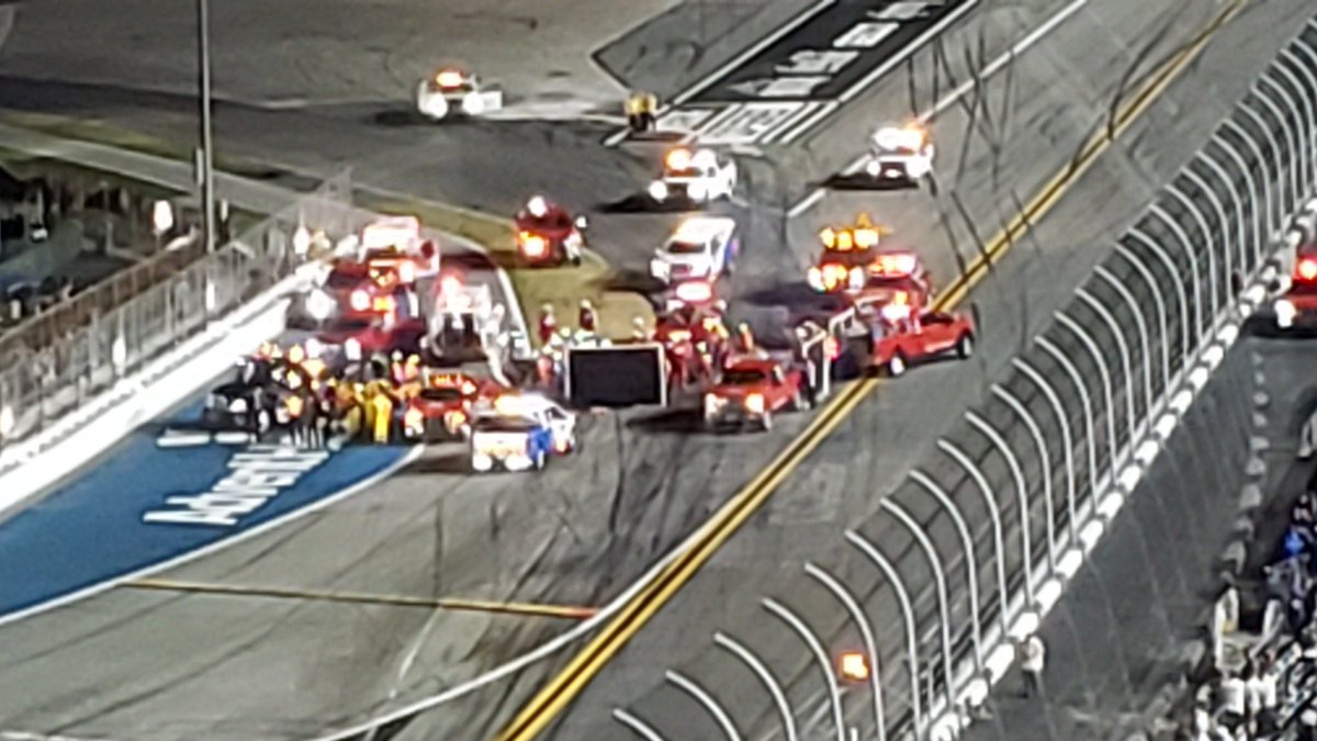 They are now putting up a screen
..not good  @DISupdates #NASCAR #DAYTONA500