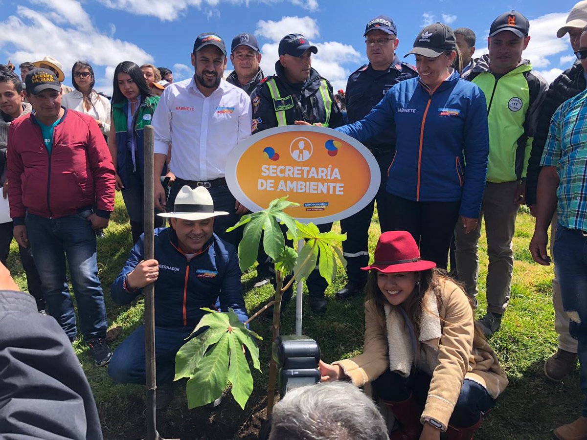 SBVerdeCund's tweet photo. Con una gran Sembraton liderada por nuestro Gobernador @nicolasgarciab y la Ing.@NidiaRianor, Secretaria del Ambiente de #Cundinamarca. En el municipio de @Choconta en la #ProvinciaDeAlmeidas cerramos este gran recorrido por el departamento con #LaRutaDelProgreso. https://t.co/h2vEPLlr4r