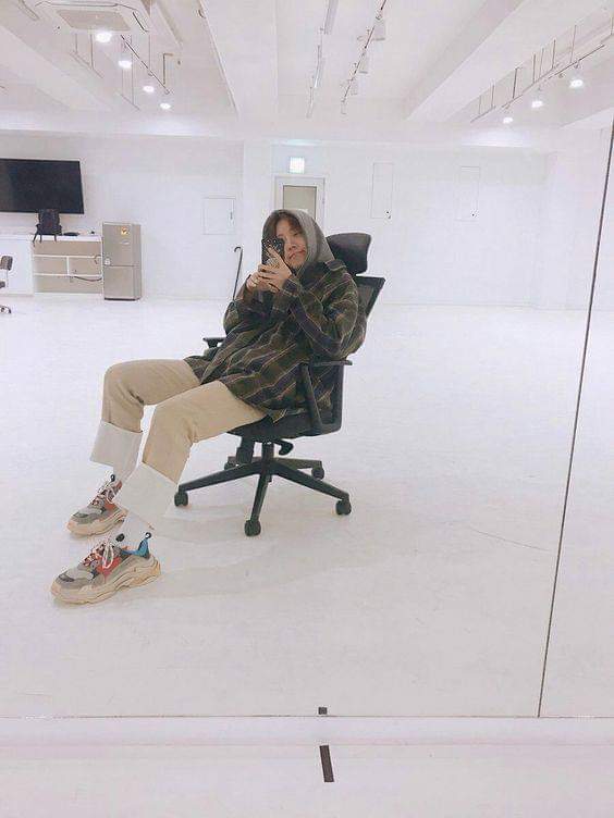 LinhArmyLoveBa1's tweet photo. Hobi ahhh!
Chúc mừng sinh nhật nhé! Mãi mạnh khỏe vui tươi nhé Tiểu Hi Họng...
Army luôn bên cạnh anh
#HobiHappyBDay https://t.co/O29ejSgeXr