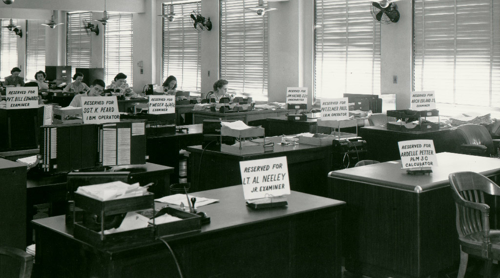 BryanJohnsonSF's tweet image. In 1944, @StateFarm supported our troops by reserving the desks of employees fighting in World War II. Just one more reason I'm proud to be a good neighbor. #Throwback #FromTheArchives