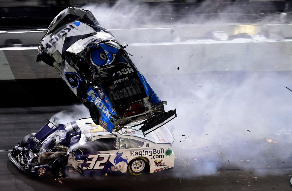 Driver Ryan Newman rushed to hospital after horrific wreck at Daytona fox2now.com/2020/02/17/dri…