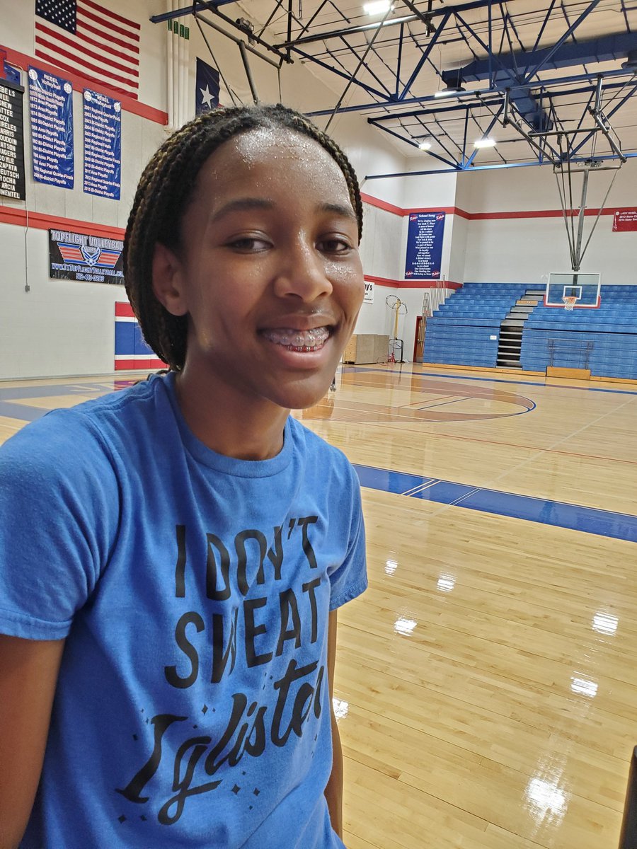 Rakaia42Walker's tweet image. No school today-But still in the gym!! A little sweat never hurt anybody..⛹🏾‍♀️
Thanks @stat_pro for a great practice. I feel great things are on the horizon for this season!! 3 more weeks till 1st tournament..can't wait!!!⛹🏾‍♀️❤🏀
Sweat+Sacrifice=Success
#Preparation
#STATElite